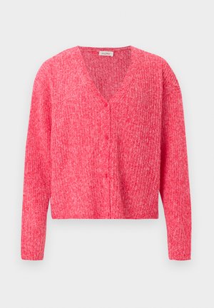 Cardigan cu mâneci lungi, roz, tricotat, cu decolteu în V și nasturi în partea din față, prezentat pe un fundal simplu gri deschis.