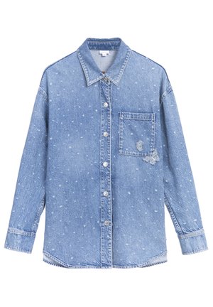 Chemise en denim bleu clair avec un design à boutons, une poche sur la poitrine gauche et des éclats blancs. Présente un détail de papillon brodé sur la poche.