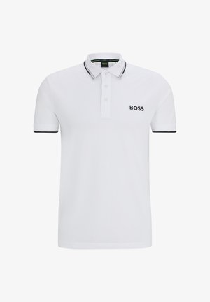 Bjela polo majica izrađena od pamuka s dvostrukim gumbom, crnim obrubom ovratnika i izvezenim logotipom na lijevoj strani prsnog koša. Kratki rukavi.