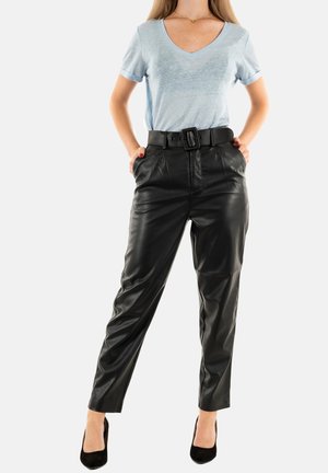 T-shirt bleu clair à col en V superposé sous un pantalon taille haute en cuir synthétique noir, avec une large ceinture, une taille ajustée et des jambes fuselées.