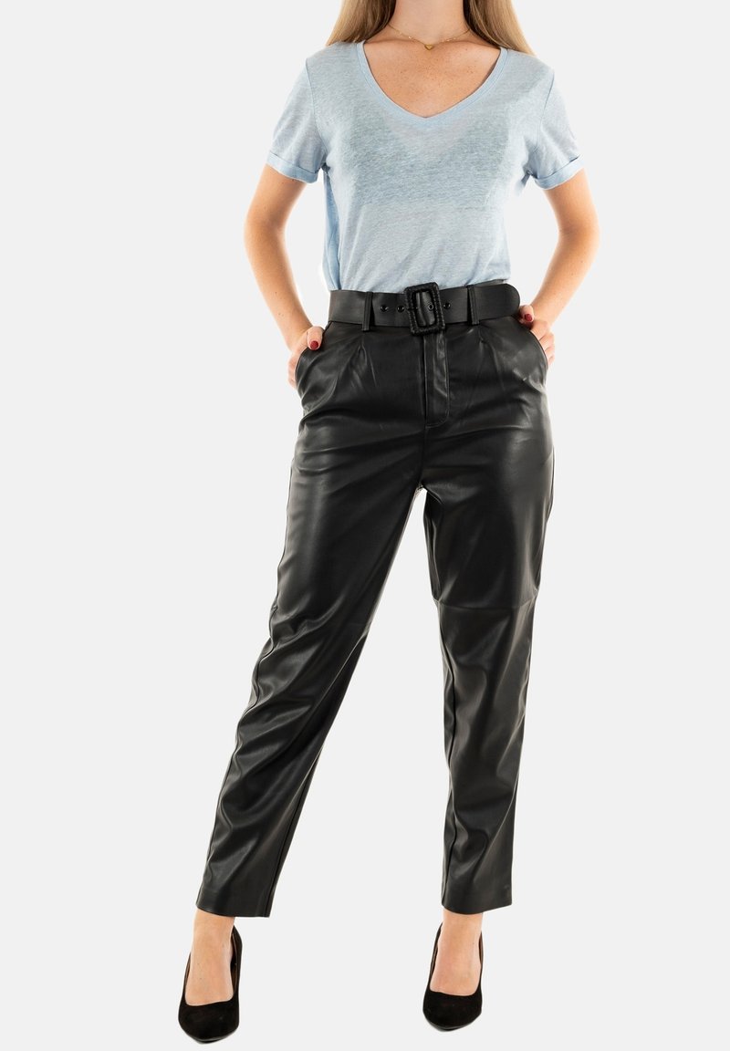 Camiseta de cuello en v azul claro, superpuesta bajo pantalones de cuero sintético negro de cintura alta, con un cinturón ancho, cintura ajustada y piernas entalladas.