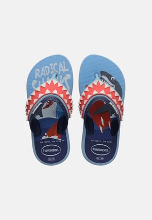 Infradito blu per bambini con cinturini rossi a motivo denti di squalo e immagini di squali dei cartoni animati, taglie USA 13C/1Y e EUR 31/32.