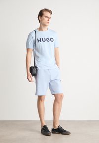 HUGO DULIVIO - Nyomott mintás póló - pastel blue