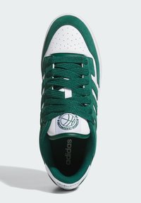 Zelene nubuk tenisice s bijelim kožnim detaljima, perforiranim prednjim dijelom, zelenim vezicama i logom za košarku na jeziku. Teksturirana gumena potplat.