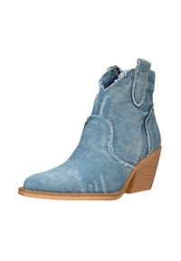 Botín de mezclilla con bordes deshilachados, punta afilada y de color azul claro. Presenta un tejido texturizado y un tacón de madera de mediana altura.