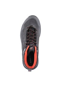 Chaussure de randonnée grise avec tige en suede et mesh, lacets d'accent rouge, col rembourré et semelle extérieure texturée pour une adhérence optimale.