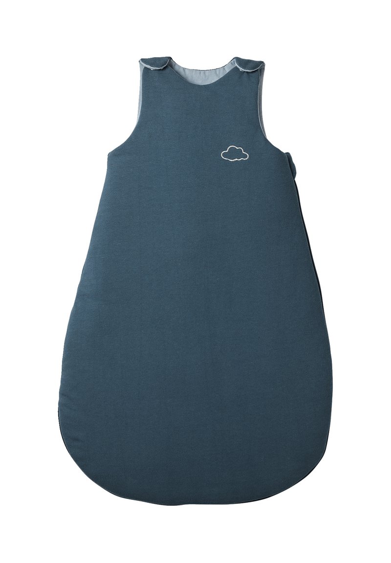 Ein blauer Schlafsack mit runder Form, aus weichem Stoff; verfügt über eine kleine weiße Wolkenstickerei im Brustbereich.