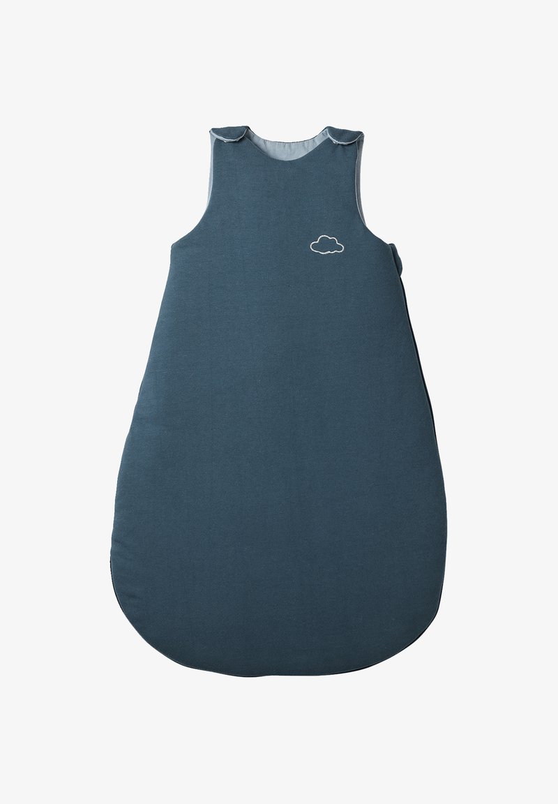 Ein blauer Schlafsack mit runder Form, aus weichem Stoff; verfügt über eine kleine weiße Wolkenstickerei im Brustbereich.