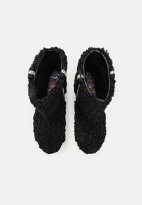 bottine love moschino