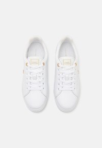Tommy Hilfiger ELEVATED ESSENT MONOGRAM - Sporta apavi - white