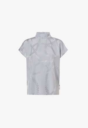 Blusa a manica corta di colore grigio chiaro con colletto alto e motivo lucido simile a una catena argentata. Texture liscia, vestibilità ampia e taglio laterale.
