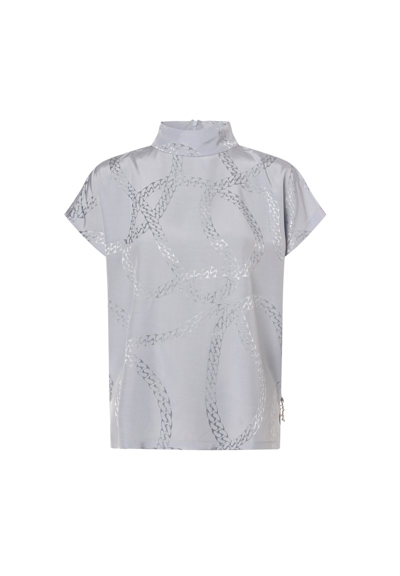 Blusa a manica corta di colore grigio chiaro con colletto alto e motivo lucido simile a una catena argentata. Texture liscia, vestibilità ampia e taglio laterale.