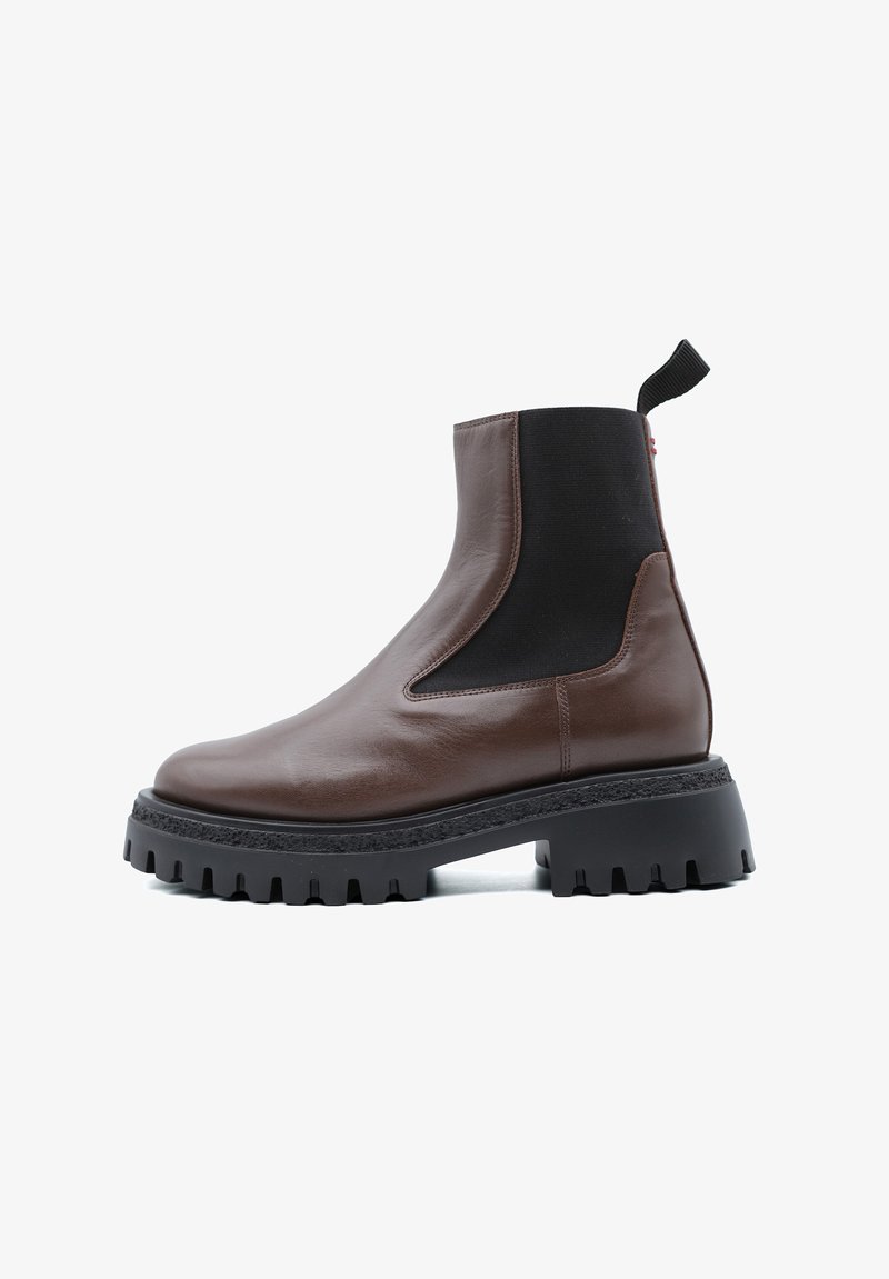 Stivaletto in pelle marrone con pannelli laterali elasticizzati, suola in gomma spessa e base nera texturizzata. Linguetta sul retro per una facile calzata.