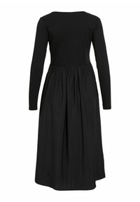 Robe noire à manches longues avec un col rond, taille froncée et jupe fluide. Texture lisse, longueur au genou. Pas de motifs ou accents visibles.