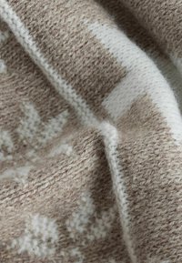 Unselected, neutral fairisle