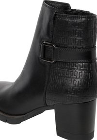 Czarne botki za kostkę z okrągłym noskiem, górą z gładkiej skóry, z teksturowanym panelem i boczną klamrą; mają blokowy obcas i subtelne przeszycia.