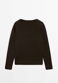 Pull en tricot marron foncé à manches longues avec col rond et poignets et ourlet côtelés, présenté de dos sur un fond blanc uni.