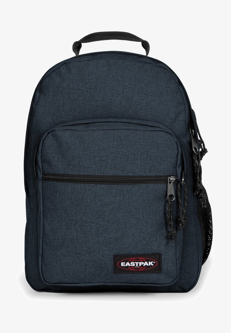 Donkerblauwe stoffen rugzak met een voorzak met rits, een getextureerd oppervlak, zwarte rits en een merkpatch aan de onderkant van de voorkant.