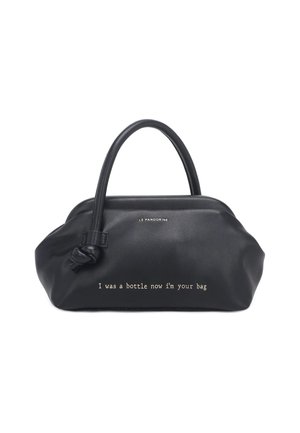 Borsa a mano in pelle nera con una forma arrotondata. Presenta un manico annodato e un testo dorato che recita: "Ero una bottiglia, ora sono la tua borsa."