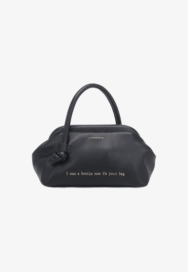 Borsa a mano in pelle nera con una forma arrotondata. Presenta un manico annodato e un testo dorato che recita: "Ero una bottiglia, ora sono la tua borsa."