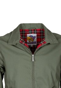Veste Harrington verte avec fermeture éclair, dotée d'une doublure en tartan rouge et noir et d'une étiquette de logo avec un design britannique à l'intérieur du col.