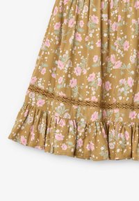 Abito floreale in tessuto marrone con fiori rosa e foglie verdi. Presenta un orlo arricciato e un bordo decorativo in pizzo intorno alla vita.