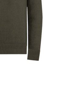 Maglione verde oliva lavorato a maglia con scollo rotondo, polsini e orlo inferiore a coste. Tessuto liscio e maniche lunghe.