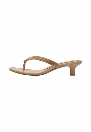 Sandales à talons beiges avec une bride tissée texturée et un bout fermé. Dotées d'un talon bas et épais et d'une semelle extérieure lisse.