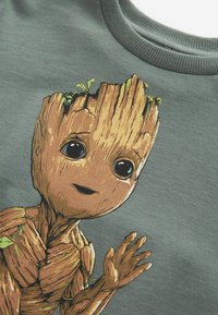 Next LICENSED GUARDIANS OF THE GALAXY GROOT - REGULAR FIT - T-shirts print - dark green