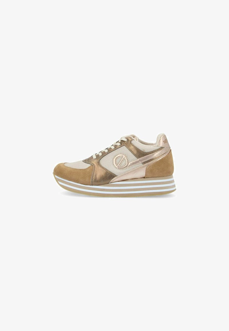 Lichtbruin suède en metallic sneaker met mesh details, een ronde neus en een gestreepte zool. Voorzien van een vetersluiting en merknaam aan de zijkant.