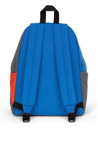 Zaino blu con accenti grigi, dotato di spallacci neri regolabili, maniglia superiore e tasca laterale arancione. Tessuto dalla superficie liscia.