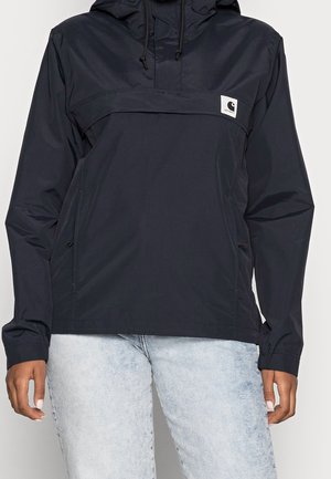 Marine windbreaker met een capuchon, verstelbare trekkoorden, een voorzak en een logo patch. Gemaakt van lichtgewicht, waterafstotend materiaal.
