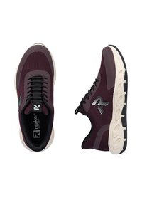 Bordeauxfarbene Sportschuhe aus Netzmaterial, mit einer schwarzen Schnürung vorne, gepolstertem Kragen und einer strukturierten beigen Sohle mit griffigen Akzenten.