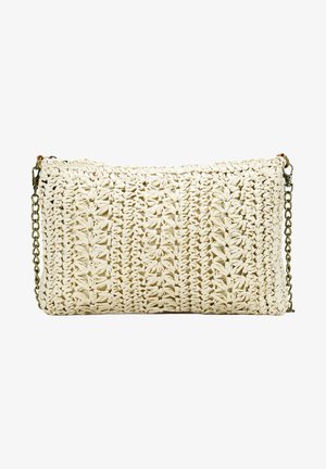 Bolso tejido de color crema hecho de material duradero. Forma rectangular con un intrincado diseño trenzado y una correa de cadena metálica.