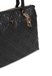 Borsa a tracolla nera trapuntata con motivo a logo in rilievo, dotata di hardware in oro, zip e accenti di portachiavi decorativi. Finitura in pelle testurizzata.