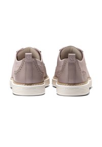 Zapatos de color topo claro con detalles perforados y material de cuero suave, que cuentan con una suela blanca a rayas y una lengüeta de tela en el talón.