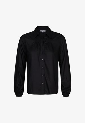 Zwarte langemouwen shirt van gladde stof, met een knoopsluiting aan de voorkant, een kraag en geplooide details op de borst.