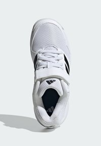 Biele športové tenisky s vrchnou časťou z sieťoviny, čiernymi akcentmi, šnurovaním a popruhom. Obsahujú textúrovaný povrch a polstrovaný golier pre maximálne pohodlie.