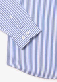 Camisa a rayas azules y blancas con puños abotonados, que presenta un dobladillo curvado y una textura de tela suave. Estilo clásico con rayas uniformes.