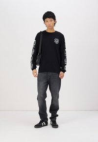 Edwin MUSIC CHANNEL UNISEX - Top dugih rukava - black