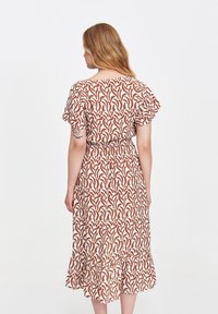 Braun-weiß gemustertes Kleid mit kurzen Ärmeln, tailliertem Bund und Rüschensaum, aus leichtem Stoff gefertigt.