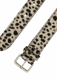 Leopardprint horlogeband gemaakt van gestructureerd nepleren. Lichtbeige basis met zwarte vlekken. Voorzien van een zilverkleurige metalen gesp en verstelbare gaatjes.