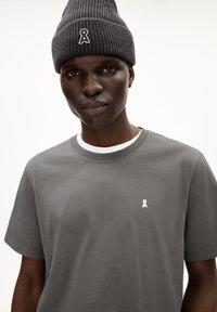 ARMEDANGELS LAARON - T-Shirt basic - iron cast