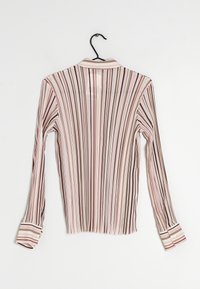 Blusa a maniche lunghe, a righe nei toni del rosa pallido, crema e marrone. Presenta un colletto e polsini con bottoni, realizzata in un tessuto leggero.