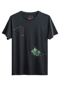 Zwart t-shirt met korte mouwen, voorzien van kleurrijke afbeeldingen van bladeren en takken, met details in groen en lichtblauw, gemaakt van zachte stof.