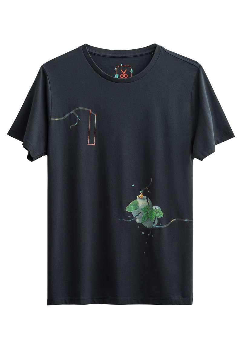 Zwart t-shirt met korte mouwen, voorzien van kleurrijke afbeeldingen van bladeren en takken, met details in groen en lichtblauw, gemaakt van zachte stof.