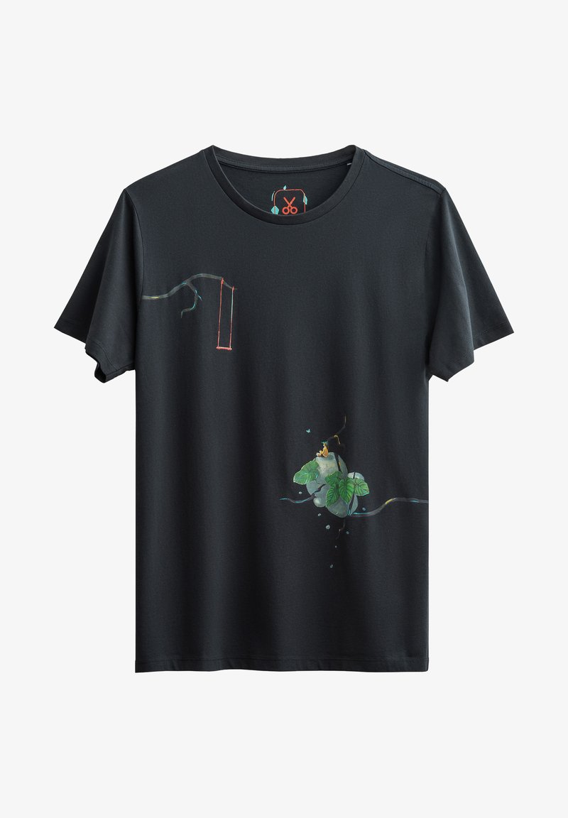 Zwart t-shirt met korte mouwen, voorzien van kleurrijke afbeeldingen van bladeren en takken, met details in groen en lichtblauw, gemaakt van zachte stof.
