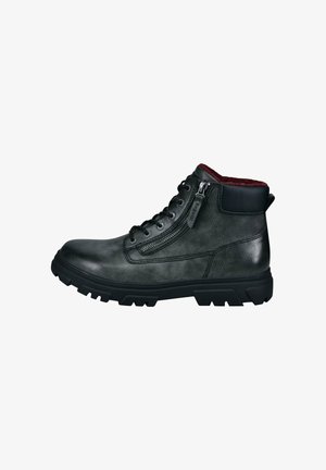 Mustad mustad nahast ankle saapad, millel on külgcip, nöörid ja tekstureeritud pind. Ankle krae on vooderdatud punase kangaga. Pakse kummist põhi.