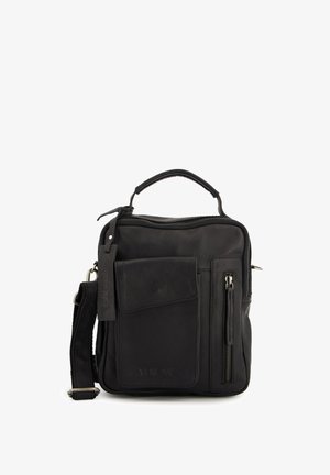 Schwarze Lederhandtasche mit strukturiertem Finish, ausgestattet mit einem Handgriff, verstellbarem Schulterriemen, einer Fronttasche und mehreren Reißverschlussfächern.