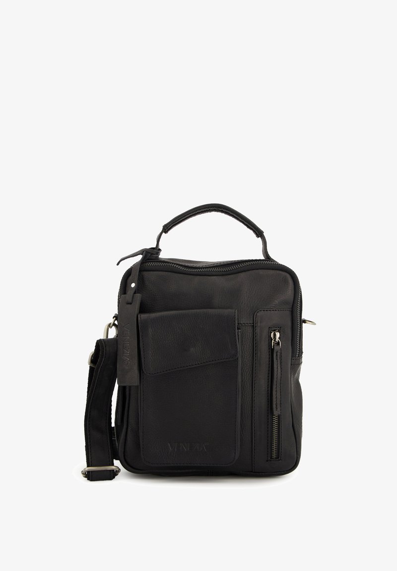 Černá kožená taška s texturovaným povrchem, vybavená horním držadlem, nastavitelným popruhem, přední kapsou a několika zipovými oddíly.